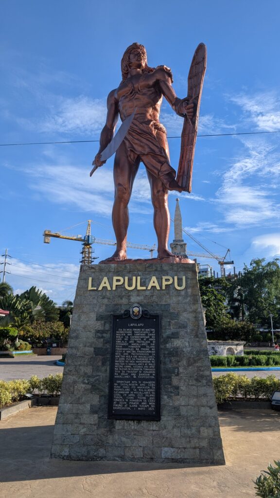 マクタンシュライン　ラプラプ像